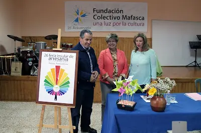 img/b/R29vZ2xl/AVvXsEhezxVdl40OQ7CG6CFLr_iWzQHP-TeFbieBQrD7VhPYNObfgQCerabZWsnl8sWA9tJKlJwJLQfgotzS7FE1S-Yf9wdH2rFj5WcBeb6SRnui68wh5w2jYDAf3G-xyfXAIImA1dAOvYoeDPI/s400/Mario_Cabrera,_Genara_Ruiz_y_Loli_P__rez,_durante_la_presentaci__n_de_la_Feria_Insular_de_Artesan__a.jpg