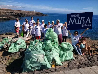 img/b/R29vZ2xl/AVvXsEiB4-YbRcr-iTkbf3NP76JMjC2mxj5ehBIblGH2psTgz2x1FXkfjL9q5Df2pKb1pB2TQ7MwlrlDkf5iZVTum5b54NeV6rAQBLVUvqHQjVIA2vIcQMfjD9zQcLIgvYm-ZQHTLb8uzDBstSo/s400/La_Asociaci_C3_B3n_Amigos_MIRA_Espa_C3_B1a_limpi_C3_B3_el_litoral_de_Antigua_el_pasado_s_C3_A1bado.jpg