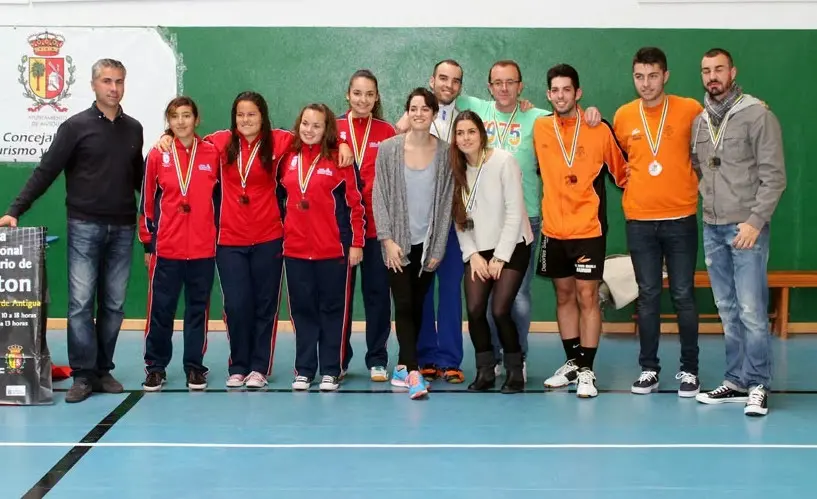 img/b/R29vZ2xl/AVvXsEjADrCiwV9q7sa0-5uGACNWItFarnhn9r1aUIRrY7-fP8COtyQI9izB37TfNkVCb2ZoYIFq7leK8t-lS8vNL0X8H2vo2q6cbAf4Ow5-9x27FJ7wc8evyne9K_IKWLfB8v2gefG4QXJVCxU/s1600/Vencedores_de_la_segunda_prueba_del_circuito_regional_absoluto_canario_de_b__dminton,_que_se_disput___en_el_polideportivo_de_Antigua..jpg