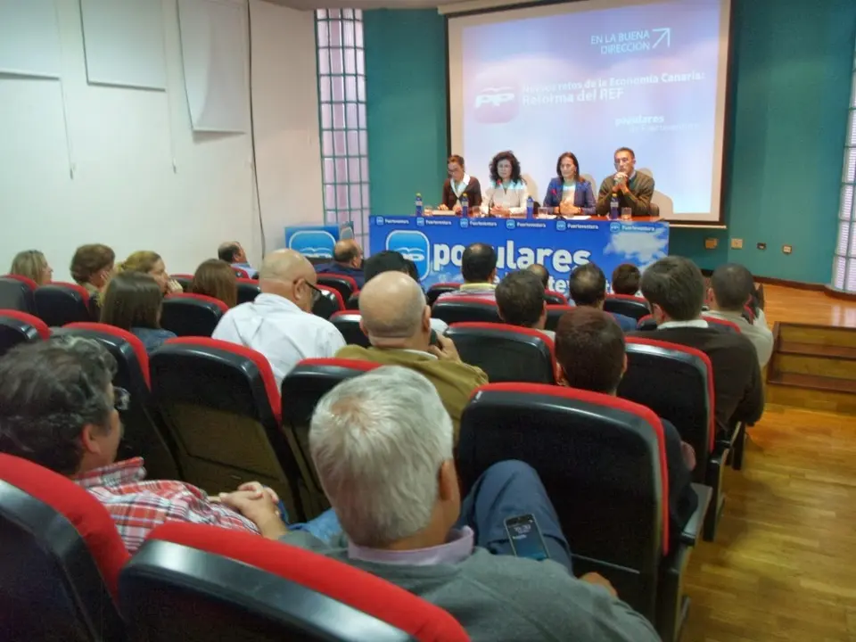 img/b/R29vZ2xl/AVvXsEhZatVi5gcCjG6uxhldvxSm2TTXlrfbevMf9EroouO8BGox1NBHIS26Gv_p5Z_wueuotkIQPpdNbTEhWWYCuE7EvF2rj9kQU-q7Lw8m5wDLlrDIpQ41Dhguq9CWILL3ntRbDgVuItG8glQ/s1600/2014_02_06_Foro_Nuevos_retos_de_la_Econom__a_Canaria_REF_(3).jpg