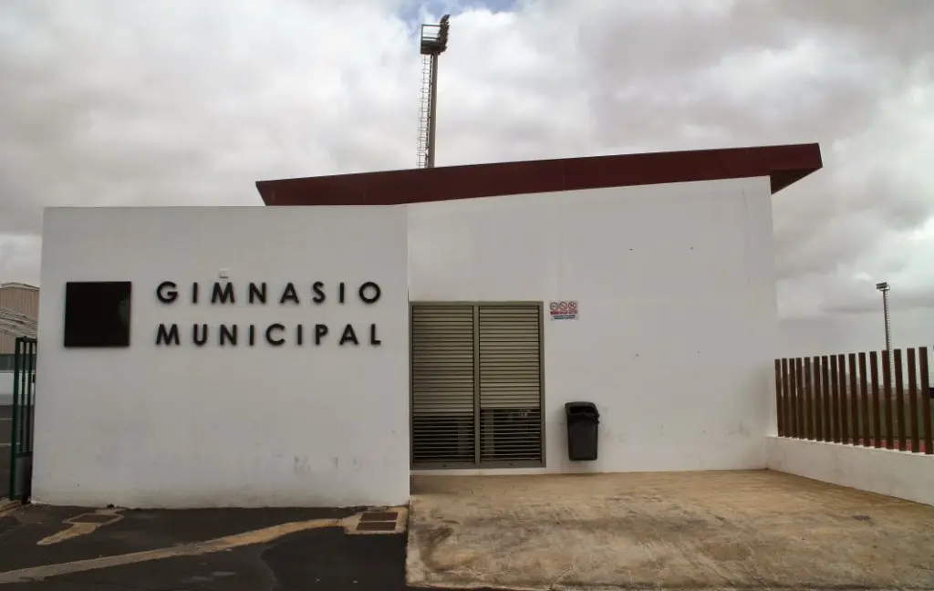 img/b/R29vZ2xl/AVvXsEi5r2vKwFaiDTq664Xt8g9Z7jRR3L4Qr8yUp_6EYeMgzuP8mFWexKog60SrS-TlzgyTGUElZIMtEnNyuJ5xTOqiwMCrhfVCmV5HNX57qwZzJdmGZl-2MSNsPw9BrmzS8TtoBsU0clgsW18/s1600/Gimnasio_Municipal_de_Antigua.jpg