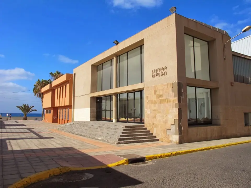 img/b/R29vZ2xl/AVvXsEhoQaq0eMAwtKYDCnCJ_T_fteFGfRQliNVSpqLJZ1kRHUQSwkX4GPBhy0TgMKWV-pOt7jUnPg5kX9rPopM5FHOSrV0li9HGo9lT-39RLf4FPkQq7tOw5Z1knowcFKFlQOfsrG4M0D2r2AQ/s1600/Exterior_Auditorio_de_Gran_Tarajal_2_(1).jpg