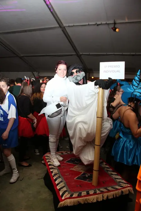 img/b/R29vZ2xl/AVvXsEjwcPLrrWw6304xIYhgAFLStJm9JkBaB044VRErItF5hxeKmDos234boQErhhmzv_R7zI7m7CXRaLqExR2ZnAwiaMIBmEO0xS1s3tstpDxB5BQY3Sb7I1-H-Parihdalfj_TuCi8X524Vs/s1600/El_ganador_del_concurso_de_disfraces_en_su_modalidad_individual,_Orlando_Rodr__guez,_junto_a_la_concejala_de_Festejos,_Mar__a_Isabel_Cabrera..jpg