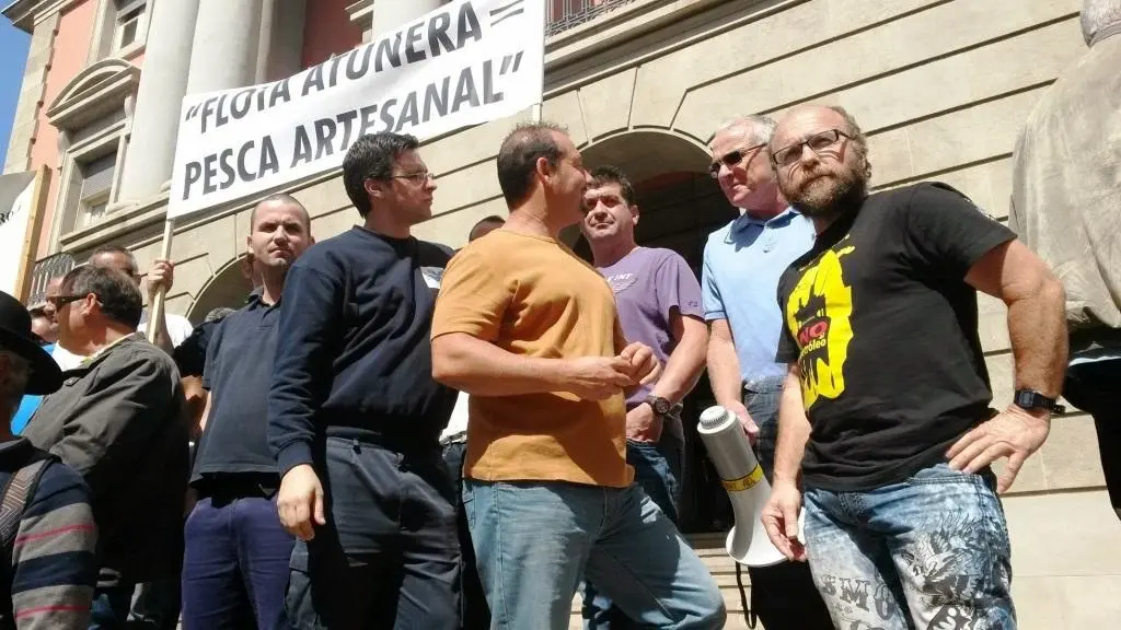 img/b/R29vZ2xl/AVvXsEhiQt1aff0rLMRbaxkAPXehk_UplMWkupREwjYzyKwyM0_vvfsOOVZDms_KjKKSfrMn5XpBWns2ao0bwC6XVt1IHO6yZRaAw_fFFnGemdtjIqIJXTSMGsX1HAj2eL2Qfc_enxAP8O9XsLA/s1600/Protesta_pescadores_at__n_rojo_en_TF_2-3.jpg