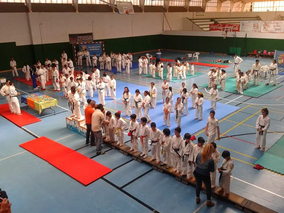 img/b/R29vZ2xl/AVvXsEglLCXF-MWiJm2hhsg0PtqaEZ1x-N22gn7RrMbt8TmFAWeLspaZ7y3aywGNXw_0kDcAvZodftoR3j6oRkHMxrJd5-6WIQP06W9oedk1KvpEinWbgbXyrZKls3kxo4g4QD-z0hrKyf6fiO0/s1600/Entrega_de_medallas_a_los_j__venes_karatecas_en_el_polideportivo_de_Antigua..jpg