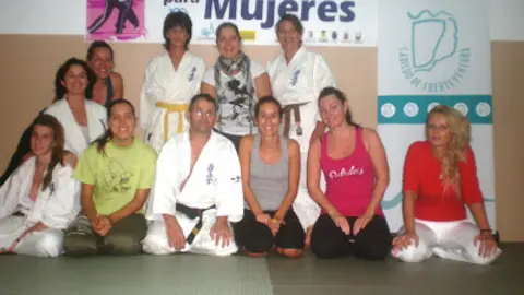 img/b/R29vZ2xl/AVvXsEgKFC3CL8edBzyPDtx_YkBkB-19s8LQbJuIOHHhRc7OudqCQCbDPLlX2n5CER1-TAyt1n170wdk4K83wYTtNDgiUh48MQo10k7Fvjpe_kfMSg8LbMTRtMrkvNr2lVmKXr_3Pjuv2-PUaeI/s400/Curso_defensa_personal_para_mujeres_en_Corralejo.JPG