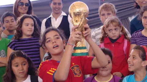 img/b/R29vZ2xl/AVvXsEiZA4ziIeWgNKgKXxSHJGCvoHzeRZDv6x5LmRsAMQffSSLvj6aDz8zdcHuQOhpACAlvpFVgH-yeNKhZpKNnrYMCRVk3Kh-s-Qhn_Me79FA6pNONU4boyoASBoqLbQP75Mb9PoRYiNqgtoo/s400/LOS_ESCOLARES_Y_LA_COPA_DEL_MUNDO.JPG