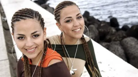 LP.6 Las Palmas, 13.02.06.- Gara (i) y Loida son dos gemelas tinerfeñas que se han convertido en un fenómeno musical en Canarias; con su primer disco, "40 entre las dos", han logrado ser las más vendidas en apenas unas semanas. Se llaman las K-Narias y son las primeras españolas en hacer reggaeton, pero "sensual". EFE/Ángel Medina G. ESPAÑA-CANARIAS