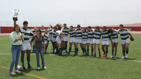 img/b/R29vZ2xl/AVvXsEhfiL8pPe5nzvhm_-M-cjCRifEHOTV1JvqRAVt7GqbOmsh1VusvsdaTTIGAWqULU6OcnUuS6FjvAcwryDVnIFLo5ZT42hhDyPUFyqSX3n_fFKtUt-kgMQ8UIvPM9a243n3KuQXfi1DdLTD5/s400/entrega_trofeo_campe_C3_B3n_rugby.BeatrizFajardo_2CHectorJuan_2CEdiliaPerez.jpg