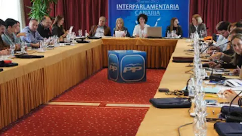 img/b/R29vZ2xl/AVvXsEgza7VsyIDH8789j2ykStDcOID4wx2nZJEASp1lkyRI74ZyGPBTPkFMaClYWvfDJdFuI2G_vVIo9KFF-rcN_z8W1l7QuhT-5a8wE9zeowDNe31ylDH6_ghGc3R2iONZEAbmFBn3PVyheHPa/s320/280112_Interparlamentaria_Canaria_Mesa_Adm_Publicas_(640x360).jpg