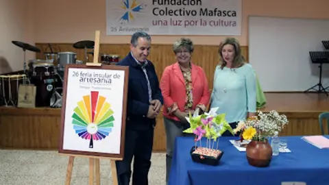 img/b/R29vZ2xl/AVvXsEhezxVdl40OQ7CG6CFLr_iWzQHP-TeFbieBQrD7VhPYNObfgQCerabZWsnl8sWA9tJKlJwJLQfgotzS7FE1S-Yf9wdH2rFj5WcBeb6SRnui68wh5w2jYDAf3G-xyfXAIImA1dAOvYoeDPI/s400/Mario_Cabrera,_Genara_Ruiz_y_Loli_P__rez,_durante_la_presentaci__n_de_la_Feria_Insular_de_Artesan__a.jpg