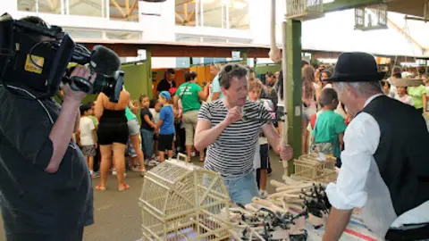 img/b/R29vZ2xl/AVvXsEiCxJcwgHlrEyYcFXLihw-4eOId3unSbbgus627R3s5YzsQdS7OtvTEkOk6AXGdYMtBgVQeeuSUrUVGmiVkKVJrNab0SkrI0MLDmiOrSO7-zX8rZP9bw7jawUlKCa4H6XZkPFXCdGNF9HY/s400/FA_El_presentador_de_la_BBC_Mike_Bushell_bromea_con_un_artesano_en_la_Feria_Insular_de_Artesan__a_de_Antigua.jpg