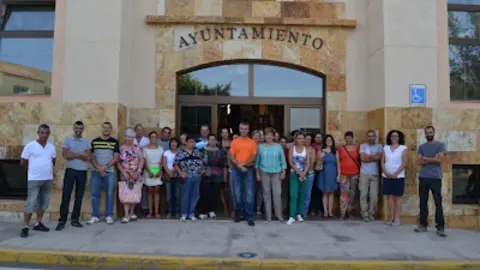 img/b/R29vZ2xl/AVvXsEidnY0aGkJuG2nnoVD3DZXA_CMpokS9sq33lX-GvqeyI7-SJ3LMwIcQWJj7HP28E1jZb2jAepI6aKsUO6noTvNhcCANqQpQp6RFMSTKj16FroRtNmA5lF4wwUaxCH5nm5UpeLFpNWDUHOo/s400/Grupo_de_personas_que_se_incorporan_al_Ayuntamiento_a_trav__s_del_plan_de_empleo_social,_junto_a_las_autoridades_locales.jpg