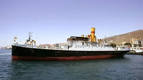muelle de santa cruz de tenerife  botadura del correillo de la palma tras la restauracion del casco en  nuvasa  hasta el dique  del jet foil   arrastrado por dos  remolcadores   autoridades