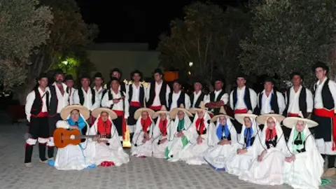 img/b/R29vZ2xl/AVvXsEj_i6PQwIlxrAOdiRDmHeeUeOu6bl1EHPmgWeEK6BLnT9_7FJjcU-0QDIaxsQbX17ynxiggTDblr2HzLgnC1c3rPe3jX69Vc2qOcDKzxV3UWOapvgymoFQ1bJIOMcmjEh8eSOMijgocDf0/s400/La_Agrupaci__n_Folcl__rica_de_La_Oliva_lleva_43_a__os_difundiendo_la_m__sica_tradicional_(1).jpg
