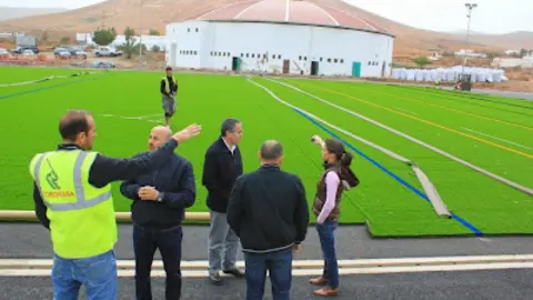 img/b/R29vZ2xl/AVvXsEhQ5Rr2MTrIlnCxcc0A7LaLMUkNN6ubrJua8SQ1gcByGhrRMOBqURxnjGKjIvCgaqI-dOymHsbbhTH6I_NU6tedswFrK7PdoD1X0UfD7wFy4da8CF4dbPinlaBlzR2890MO4uBJjaX4SDI/s400/campo_futbol_tetir.visita_instalacion_cesped_(1).jpg