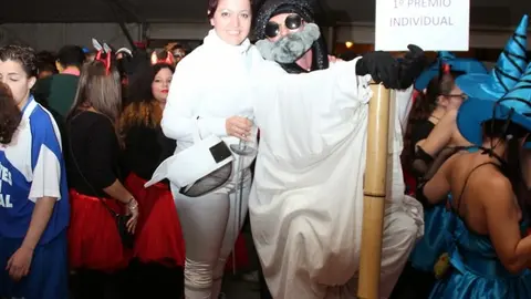 img/b/R29vZ2xl/AVvXsEjwcPLrrWw6304xIYhgAFLStJm9JkBaB044VRErItF5hxeKmDos234boQErhhmzv_R7zI7m7CXRaLqExR2ZnAwiaMIBmEO0xS1s3tstpDxB5BQY3Sb7I1-H-Parihdalfj_TuCi8X524Vs/s1600/El_ganador_del_concurso_de_disfraces_en_su_modalidad_individual,_Orlando_Rodr__guez,_junto_a_la_concejala_de_Festejos,_Mar__a_Isabel_Cabrera..jpg