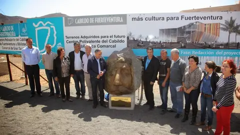 img/b/R29vZ2xl/AVvXsEh57FY_-foYM_S1e9WaS6djWCozlZlAGhlk-QlmB0588K0rrIcFzFkOCloPczMUmfEjPT5h2Iq1fNublOSDNMlO6cqCM3uvnkusKe5qLBHNy3sNHwOB2Tmyhp1eKMkHQ2MJ2ENeGnYx38g/s1600/centro_polivalente_y_biblioteca_comarcal_gran_tarajal.primera_piedra_(1).jpg