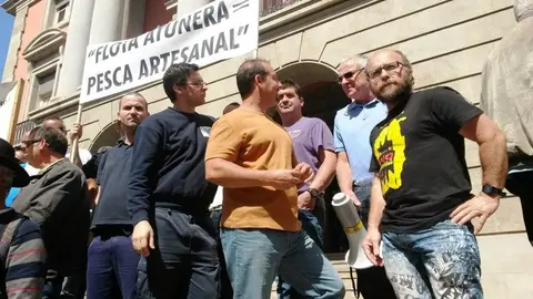 img/b/R29vZ2xl/AVvXsEhiQt1aff0rLMRbaxkAPXehk_UplMWkupREwjYzyKwyM0_vvfsOOVZDms_KjKKSfrMn5XpBWns2ao0bwC6XVt1IHO6yZRaAw_fFFnGemdtjIqIJXTSMGsX1HAj2eL2Qfc_enxAP8O9XsLA/s1600/Protesta_pescadores_at__n_rojo_en_TF_2-3.jpg