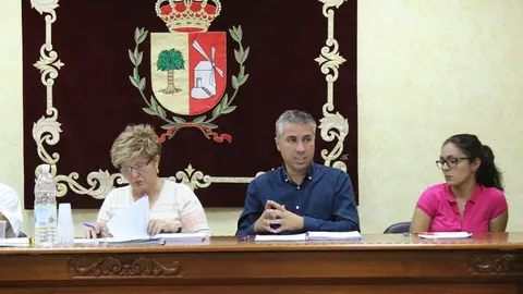 img/b/R29vZ2xl/AVvXsEhaIyPM0hqJLjDv6N60sDcPH_T3D-v6BNQyMfntOV2D7bI6yCmMKrNMqDg9IRfz_iGXtvIm9qmcqtGuqgJfRv7crtkFKyOGfAz53dVxg79vgvVctJqEjqaaUJLg-aW0L4SpJSaAQwAuyIs/s1600/David_Alberto,_junto_a_la_alcaldesa_Genara_Ruiz,_defendi___la_moci__n_sobre_el_IBI_en_el_pleno_ordinario.-1.jpg