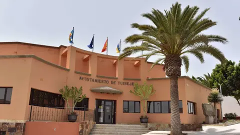img/b/R29vZ2xl/AVvXsEhrjudidVfSkFf6jH57r8d2GHdzqG4OHJlPUQrGnvlPaVKvb7PSph5E0rnBhmjXyNrj4fesKtwTybKPuhlLpTvX_q1NleNPYUrEWF8fJbp9DmVcPyRgbb_6WxIXNlkKsHz1_N-_7-A5R1J1/s640/Ayuntamiento_Tuineje.jpg