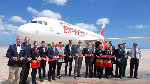 img/b/R29vZ2xl/AVvXsEi7hRYMeQNpxTBVVuK4xQ1bE3mqNf62JR19jwLIzdDcxMOQgpiUHY934Zv9iqumujQccn_KfCOr8Hdg7XAN98qL5wAU5T5uGq0AM6EvlH2hIgAaI8mie2Wcjx2qyYQMMFG2agmSqKYoKjk/s640/IBERIA_EXPRESS_bautiza_a_uno_de_sus_aviones_a32__Isla_de_Fuerteventura.jpg