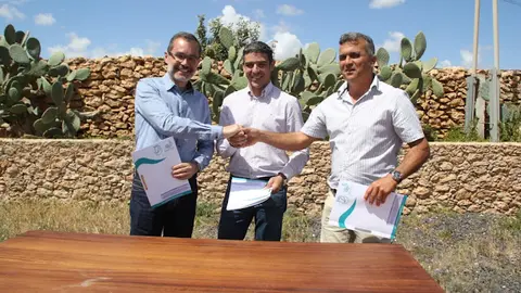 img/b/R29vZ2xl/AVvXsEhYWjFUobciWMNzOHbmxPvShByzBcttkUy0m22SuYm36qd41TFcDIUprnSbMxKXzpQxQo_ZVPL2UjrLA7npTTSFbXSMgoh0-iyo6x0hGO4nTRhnjZwNufDk_EiL_KMtYvkaTHyCS01ynzw/s640/En_Fuerteventura_acuerdo_para__Plan_Forrajero_con_600.000_euros_anuales.JPG