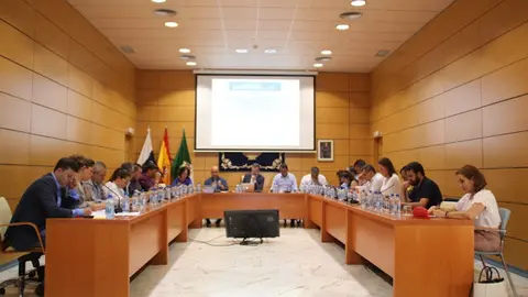 img/b/R29vZ2xl/AVvXsEjGBYcVdWkTOOD1cE_KaLtVNbnoDVLkR5WBBaVqdXLvZB45UAMKH3bXwlywHvtB_XvcZBzqsGwslmlwmRMEQ4xSPq2CTzhgrOvqKNwuAAtUaXjCNMkLq2IcdJ0w3DCsHcvWj-fweSKmAa4/s640/Pleno_cabildo_Fuerteventura-170417-1.JPG