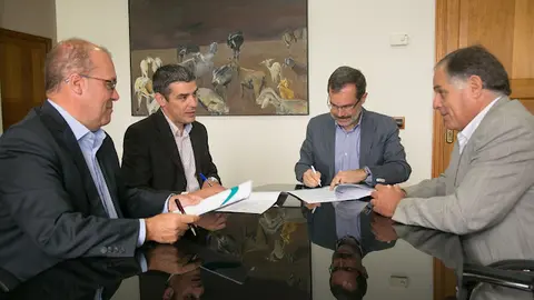 img/b/R29vZ2xl/AVvXsEhmmvP_pZA9TceaOH_dY6ya6bPa89AxQAy33tp0ey7kQaSN1Hv4OrQuNCilyO4U_ZCbXlR-8xOwV_tZZuQrezLsIdXXaxIJB3ugVQq6hGzu9Tpf-NT0hkXVgoNQBGfa-YzPS_scVYCquv8/s640/Gobierno_Canarias_y_Cabildo_Fuerteventura_firman_acuerdo_colaboraci_C3_B3n_para_potenciar_el_sector_primario.jpg
