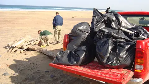img/b/R29vZ2xl/AVvXsEjuTv4ez4_OmstWhrfx3o6jBWp_Q_Q7G9hmUJbkPOP3SH3Zi9lnH1KW7ToWksNigipj6j4zzpGQoM8CIZJsSNMSYpaSFMJeXxa62ZIgC8JQg0zN1KftmD-KLsseQ1upvbBW2puDzv-HOPg/s640/Fuerteventura.-_Retiran__de_la_playa_de_Cofete__4__toneladas_de_residuos_procedentes_de_la_mar.JPG
