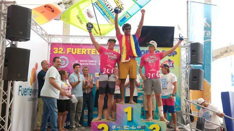 img/b/R29vZ2xl/AVvXsEg-f0V24O4jJMVcMoVJe38vNHUtxuXpXlMCmmczMid17KY0SpI9LF_TQEy2aIo4A4VIjCQBOFhWMRHsFVfKe30TfWOxy_xVNro-CH9tBKUBhUONP0omHo0gV1ztnWXa2dwOyFrPjTjbv_E/s640/Gollito_Estredo_campeon_de_Freestyle_en_Fuertevetura.jpg