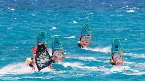 img/b/R29vZ2xl/AVvXsEgAS8UM11dG1UEkqLPOl1StWARV6kguM3K1whQv6k15Clp0NklCf4x3eaiEMYCcjby2lVf8GAMpZPQD_UBAK58DjZGcEv8Rl1YnfQqTo8pYUkQG5ImPOMK1nD_S_WoBYAPNkLu-0ASS7Rw/s640/Primera_jornada_Slalom_Windsurf_Fuerteventura.jpg