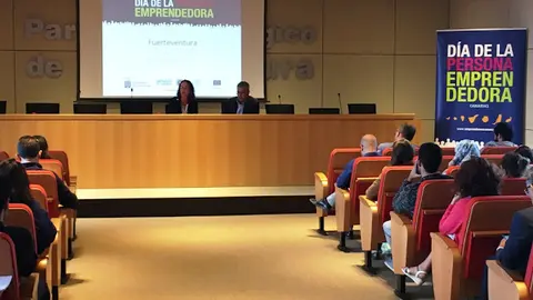 img/b/R29vZ2xl/AVvXsEgSrKVl7H0xFjmZfw4IJgg7naWO-Up7FZT1TMDNCcvPXWcEHrHBKDSUD6yhIIvdecUdTUnrzOXSj0xFnqQ8Ehgkh6a0TKDflsR_fDjbOtzK-blBA_GmHkrnVdiGwTb6f1OVtLfQfdHYQ80/s640/En_Fuerteventura_destacan_papel_de_los_emprendedores_para_impulsar_modelo_de_desarrollo_diversificado.JPG