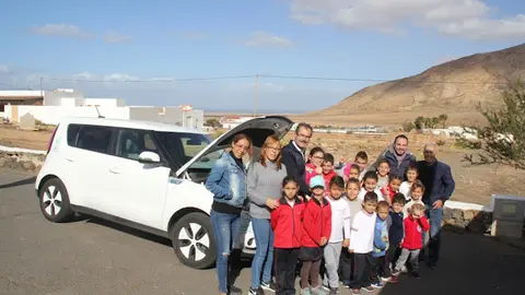 img/b/R29vZ2xl/AVvXsEhaYEvJxzbD8lZkq5Nnf5oJewE7bELBBHXGTE-Zgp2GnpWdVxU9qyzXXmh3kJ3MOfq9a1HiZNs_Eq1wHL5EYfQxjUWA_FWEUfwf1Sws97cS0w5NFa7shEFspJtoS42T4CdkGsfjRn2SFno/s640/Cabildo_de_Fuerteventura_lleva_a_escolares_del_CEO_Tindaya_el_coche_el_C3_A9ctrico_para_mostrarles_c_C3_B3mo_funciona.jpg