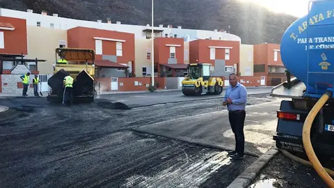 img/b/R29vZ2xl/AVvXsEjF8YuKgGiuhVaeUr1h9-tBMMq6Nqu8gp94PynfPXHQE0CvMweRu4zFBfVMSbuGUhkRAaQMnqIvupImcFkYeNp7rYIAPgL7Vaos3Lxba3WGQWAQMh7-DJtcBF1EvsKknPKEeDq4YjH3iIo/s640/P_C3_A1jara_pone_en_marcha_en_Morro_Jable_la____primera_fase_del_Plan_de_asfaltado.jpeg