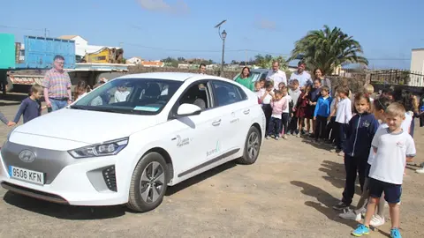img/b/R29vZ2xl/AVvXsEgIau84Q4m_aUgDUTmU6Iw-rroHixyDkozN1ArQC-SSD8laxEswQxoaK7ZqHYfivPUa8VI-ZYc_YNdlnQLW2btlZ-VT2xl5VS-tq3U-F5rEwFyfN1AnlSOY_RfHP2krtLZ4h_7PPc6v_QbG/s640/Cabildo_de_Fuerteventura_muestra_a_escolares_de_Primaria_del_CEIP_Lajares_el_funcionamiento_del_coche_el_C3_A9ctrico.JPG