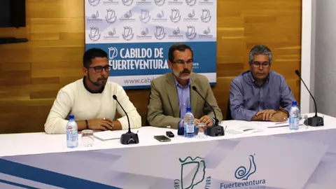 img/b/R29vZ2xl/AVvXsEgOLtNSEZvI_hsk1uoTiIaZew-NMXxC7MOVH5iwIFkL_80tLiz_RVyP2alHNJSaYr327SUOt8mNdQlB7MSwgvzlKoi7quRwR6ouc1PugVNUDEjaUUqx65x8-awOvdn8YA4ZZaFDwBZ8A994/s640/Cabildo_de_Fuerteventura_destinar_C3_A1_1.200.000_euros_al_fomento_del_deporte_base_en_la_Isla.JPG