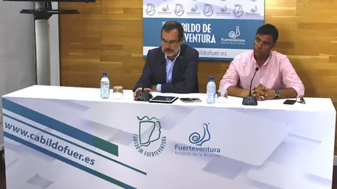 img/b/R29vZ2xl/AVvXsEhDO8C6_SXbncbw7287SBc18oLFTgGxzT26DUzA6zgWkh25czNqD9zoBw0sDE9LDPVZcSvdO7mvZIlRdTEKLguA8RkoegPo7Fqn_qnOiEBJ_o2h7V6FXOu8RfXEdUZMtqpwfnzTTeloWP9j/s640/Cabildo_Fuerteventura__inicia_consulta_p_C3_BAblica_sobre_la_Ordenanza_para_la_implantaci_C3_B3n_de_energ_C3_ADas_renovables_en_la_Isla.JPG