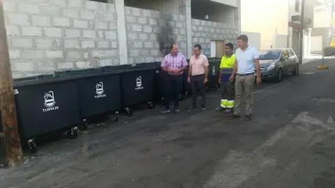 img/b/R29vZ2xl/AVvXsEhgCt2v6-2smB13X9qzr78eYH4nFRGUZ5QPXqds2_iEHEnPm3Wi8iY5FW68CztmF6Cocsp8nb9EZPAoJg-dUDFVGNlpftyBPK6tthQGeB7vimrfVwPBu4H8mJMlKtMD0RdzNejjMIGzKlwi/s640/Tuineje_incorpora_90_contenedores_nuevos_en_las_zonas_con_m_C3_A1s_demanda_para_mejorar_la_limpieza_del_municipio.jpeg