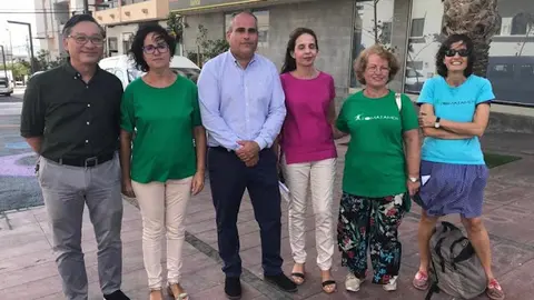 El director del Área de Salud, Tomás Pérez, con profesionales de la salud mental