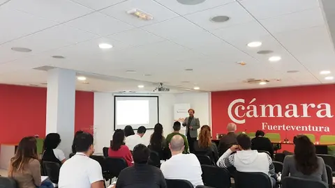 img/b/R29vZ2xl/AVvXsEhwOkL1awq9-jf9aglmNb98_ZbDnOe3RLD-caW54Vu5LuoICgzVaKlNtktMoz_dsEGtJjr1BAf9UyNpjpF3SHWJ_PikgfUR78ejZL5Zyvw5RN-T7VPCMmQPI3_me2cLKDu9-fxv5JeInRmS/s640/La_C_C3_A1mara__de_Fuerteventura_muestra_los_errores_m_C3_A1s_frecuentes_en_la_internacionalizaci_C3_B3n_y_ense_C3_B1a_a_evitarlos.jpg