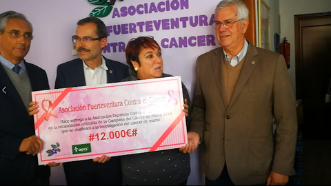 img/b/R29vZ2xl/AVvXsEhOCy81HFykJgzRjNQpxewLjIHMFxmpl9iYQZJKEl4G5n3pQ0V_AgThfXon07ZL6Wrvc2eNCndHxzGqWRr6GEl3WP6ZiW9fFneWd95FjYExRD6IX5rXmjFvjI4SqnxeNcyHwRYq4PxSUcKU/s640/La_Asociaci_C3_B3n_Fuerteventura_contra_el_cancer_entrega_cheque_de_12.000_euros_para_la_Investigaci_C3_B3n_contra_el_Cancer_de_Mam_C3_A1.png