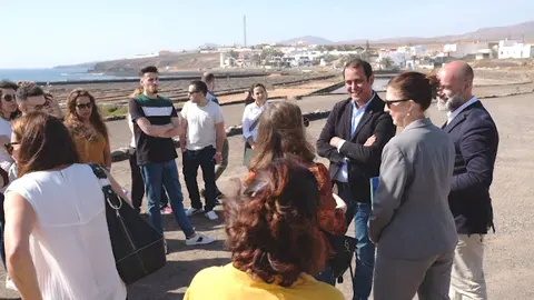 img/b/R29vZ2xl/AVvXsEi0RcxcodQZwpvPjFlGGWed8rs4WxhPTZR6k6eYvL4DE3Xxkqd26L27YKWueBxr4crj6318aJdZxflz7Ip3NXbOeHdhKfqhFoN8q1PzNhv95njVqmN7TmVH7NLvOzjG4uJJmLYPVU886TCe/s640/Grupo_de_30_agentes_de_viajes_invitados_por_el_turoperador_portugu_C3_A9s_EGO_Travel_visitan_Fuerteventura.jpeg