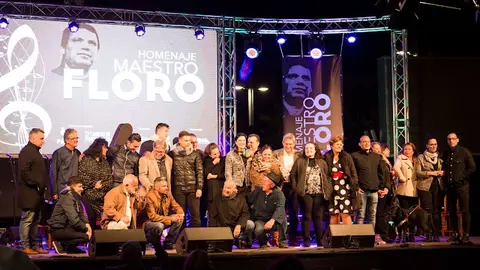 img/b/R29vZ2xl/AVvXsEjJeqfg_TyLAgNxFQ2_jyN9QGKZBMcYhnBV4UULVxcnAxhKHGSnywbr8lM-9K8fLx6TJOY-Mw4a_bedN4h_p5LKd0wGYnzFyPaDgt-jrAtjEcWyfzQO12E6_hERWB-T9vdg7IwWvkUSEAAT/s640/Familiares_del_Maestro_Floro_2C_solistas_2C_tocadores_y_autoridades_en_el_encuentro-_homenaje.jpg