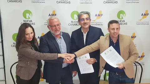 img/b/R29vZ2xl/AVvXsEicHvOtSMmDVg88BwFPdasOjag6FvAx79o6CFZPzoNlupmMNCk02OKAKtcJZwwAnAk8hFLaguiHLkEQAxfb36Oc3cbYZGPjC3o7cuKemt85an0WWSooH3_DxUG-afKifNwVx1ake5jBx3Ap/s640/Firma_del_acuerdo_Nueva_Canarias_AMF_y_Unidos_por_Betancuria.jpg