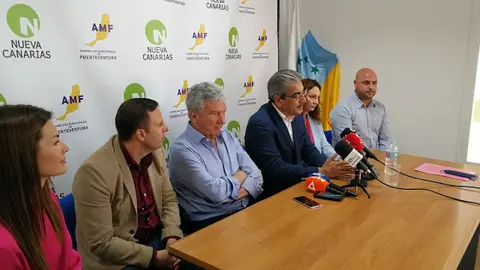 img/b/R29vZ2xl/AVvXsEjeAA7klPEuswqsT68eR-Gb_uctY8ytXCnwoIb-ywMkZAV036f9PHdh9sGVBC6Y4m4jA2roianDfOuxK4UxXEbi2DowbyT78QuvHLe4H0tyBNyMokggRqUH88sBUWCasWsqXv5R2WfeTw_G/s640/Nueva_Canarias__E2_80_93_AMF_presenta_la_lista_al_Cabildo_de_Fuerteventura.jpg