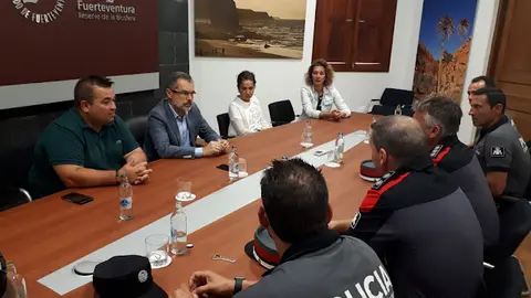img/b/R29vZ2xl/AVvXsEj2fwp5y4sD-gRfkePkvuwV-Be0itESBBTY2u07egbWHKbIOwTuBN426L-l8xlfTpBwlrePAP7R9yKVHlc25kCeOfdPu_Fu0TIzfBFxHh29NqIEJZXLzYEGp9I7sHU0RJa_iXkCeEsjPevI/s640/Cabildo_de_Fuerteventura_celebra_una_reuni_C3_B3n_de_coordinaci_C3_B3n_con_mandos_y_agentes_de_la_Polic_C3_ADa_Canaria.jpg