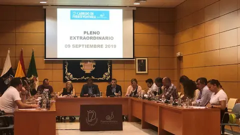 img/b/R29vZ2xl/AVvXsEgXrjxb-WwU6MwTOJ9LgE4rhJdmXKiLKBGVJZyGviBRvonsYTwmJLynR7VWTwGFGG-iKxe5tILyQjUnKDgiMUysqt2zbZ3No8IiPwLOs0-6ENdgo_goSU0Bo-kFcaPeHWZsAvShd0GU-9Kq/s640/Cabildo_de_Fuerteventura__celebra_Pleno_Extraordinario__el_9_de_Septiembre_2019.jpg
