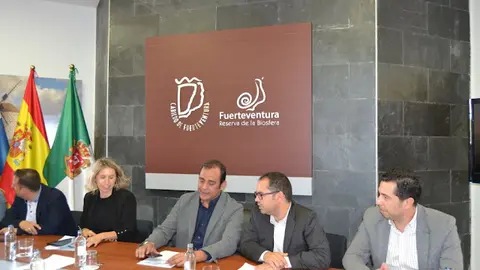 img/b/R29vZ2xl/AVvXsEhRQtdHGrvUQ2-hptGdW8PnS4tM_Prq_k8T6r5f7OlmhPc5D5qfFxCzcZ-Sq8noVYBO8wOFti3YM-lgerLED5xOZalfxb2RZDTw3LucU5vAkUSNSVJ_wQ2o0GnlpGr00fa_-UbSBgtJAm7B/s640/Cabildo_de_Fuerteventura_y_Gobierno_de_Canarias_apuestan_por_diversificar_la_empleabilidad_en_la_isla__.JPG