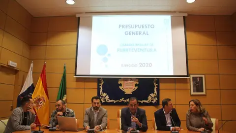 img/b/R29vZ2xl/AVvXsEgJZt8oMeZmfC7WctuZYdXoAHji-mW6ouUdW198HYnkmhskTC5pFOChpDNb_u8KcG8nwaYzM19fjCqAcFNs_1n_i23E2dNKywmc744J21zAl-Mq37AdVSRng_HNRiJVfyyTuUffMtGrX5xL/s640/Presentacion_Presupuestos_Cabildo_Fuerteventura_2020.JPG